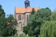 250px-Hildesheim-Marienrode_Klosterkirche_Teich